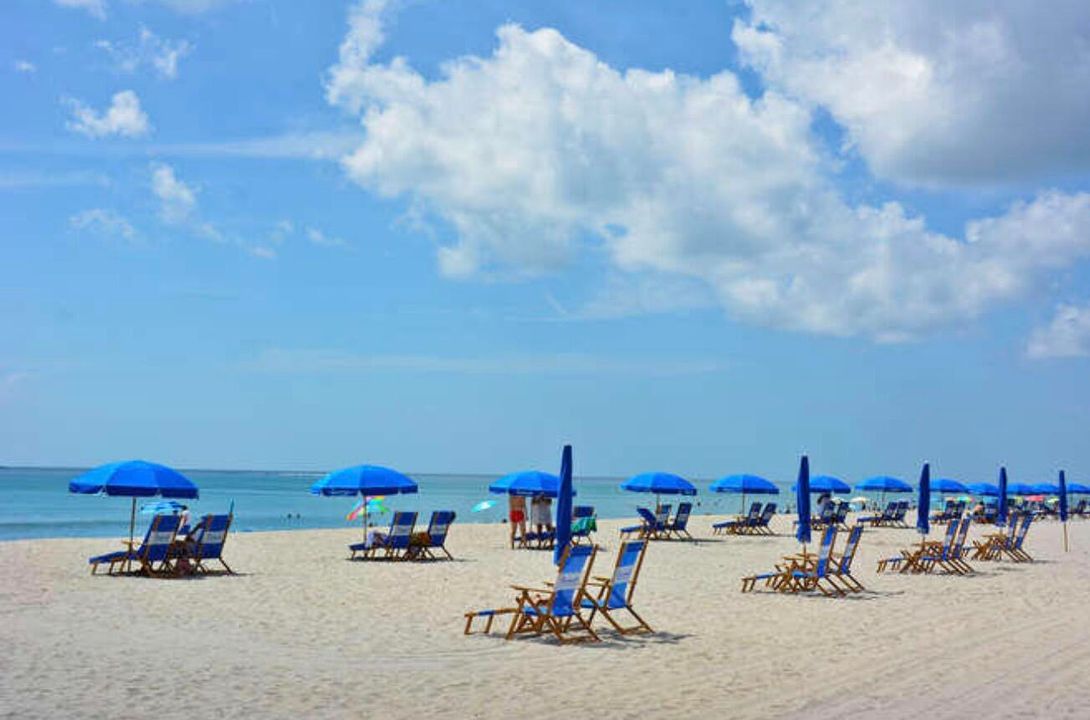 合同活跃: $949,000 (3 贝兹, 2 浴室, 2036 平方英尺)