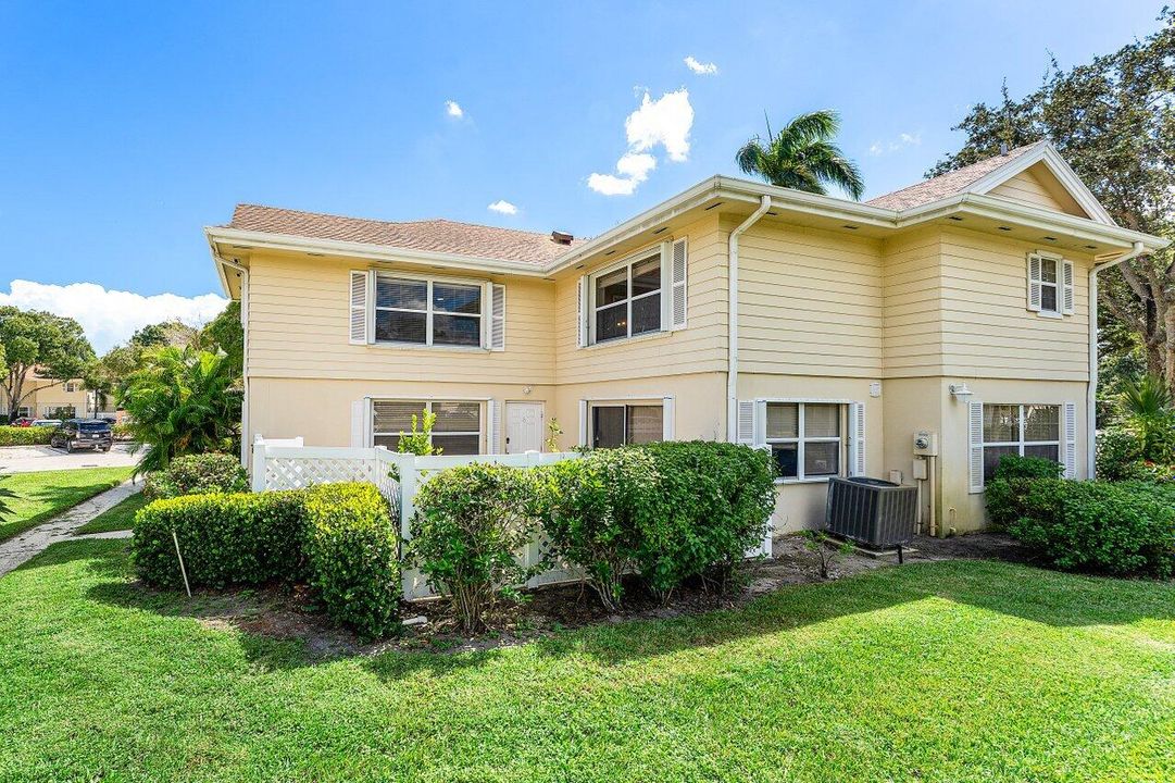 For Sale: $315,000 (2 beds, 2 baths, 1374 Square Feet)