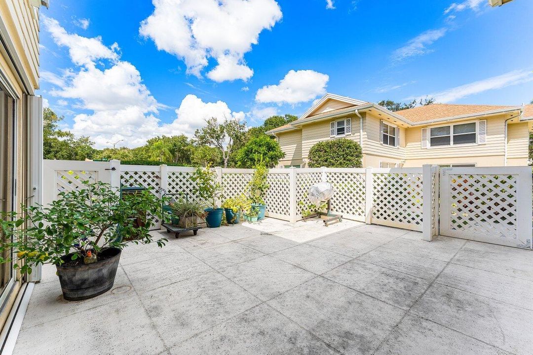 For Sale: $315,000 (2 beds, 2 baths, 1374 Square Feet)