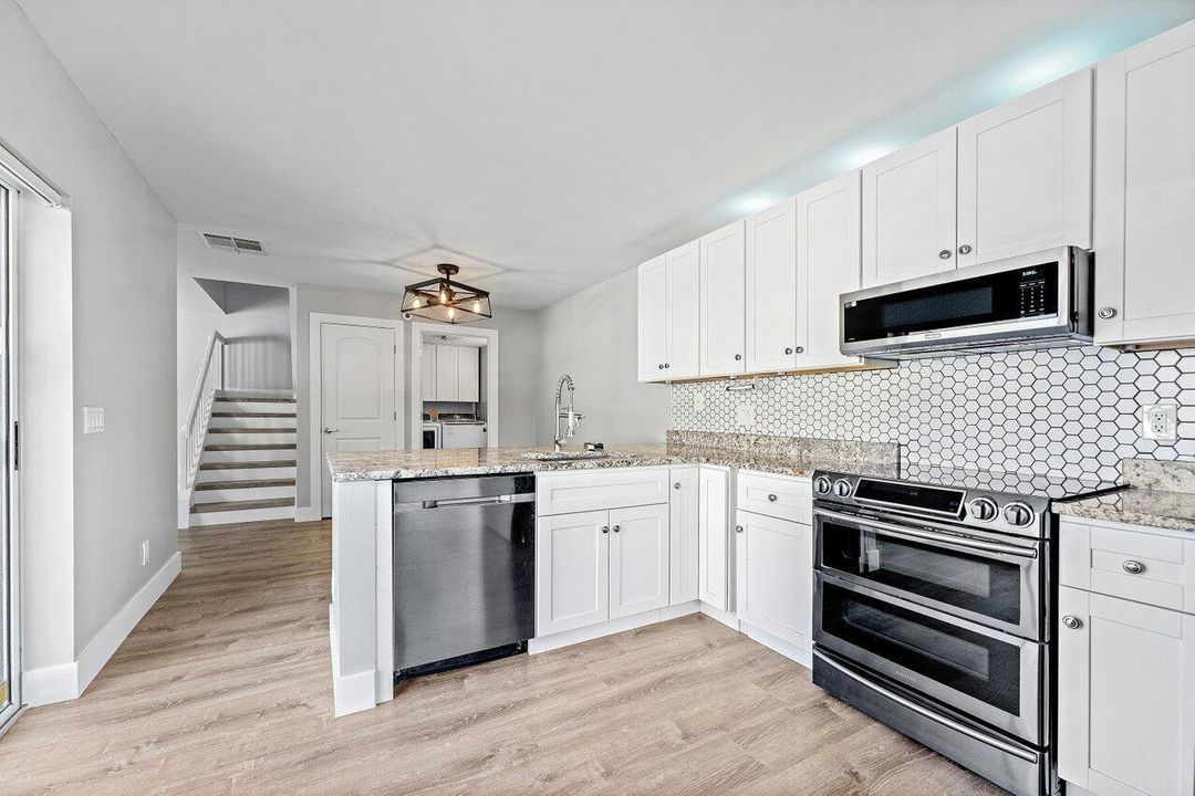 For Sale: $315,000 (2 beds, 2 baths, 1374 Square Feet)