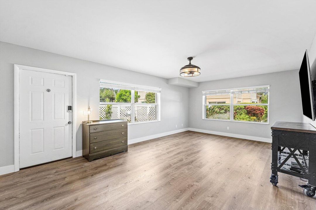 For Sale: $315,000 (2 beds, 2 baths, 1374 Square Feet)