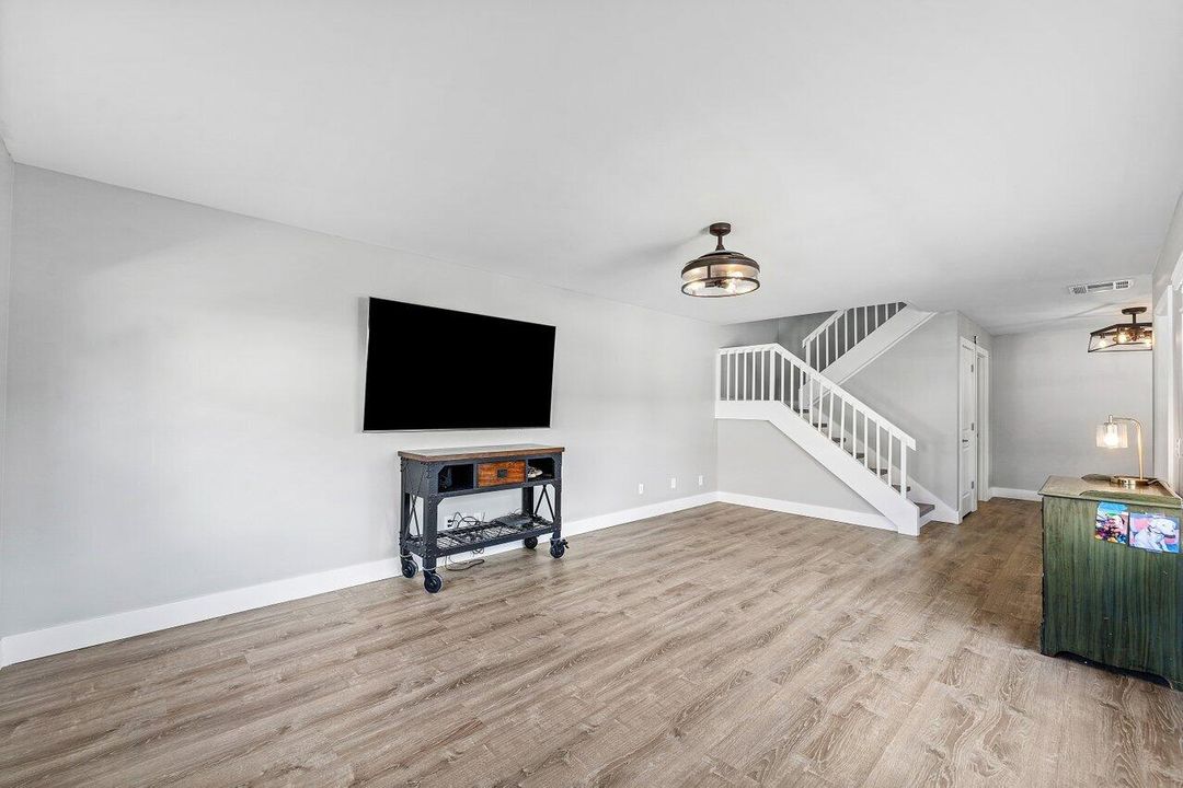 For Sale: $315,000 (2 beds, 2 baths, 1374 Square Feet)