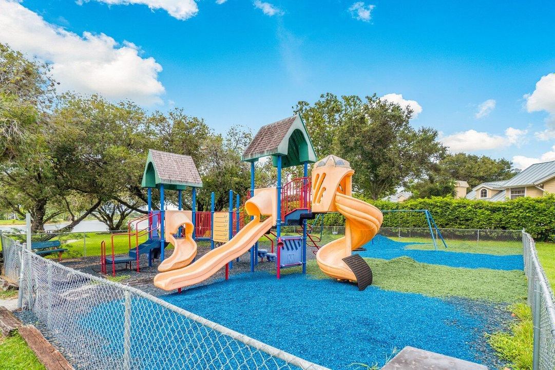 For Sale: $315,000 (2 beds, 2 baths, 1374 Square Feet)