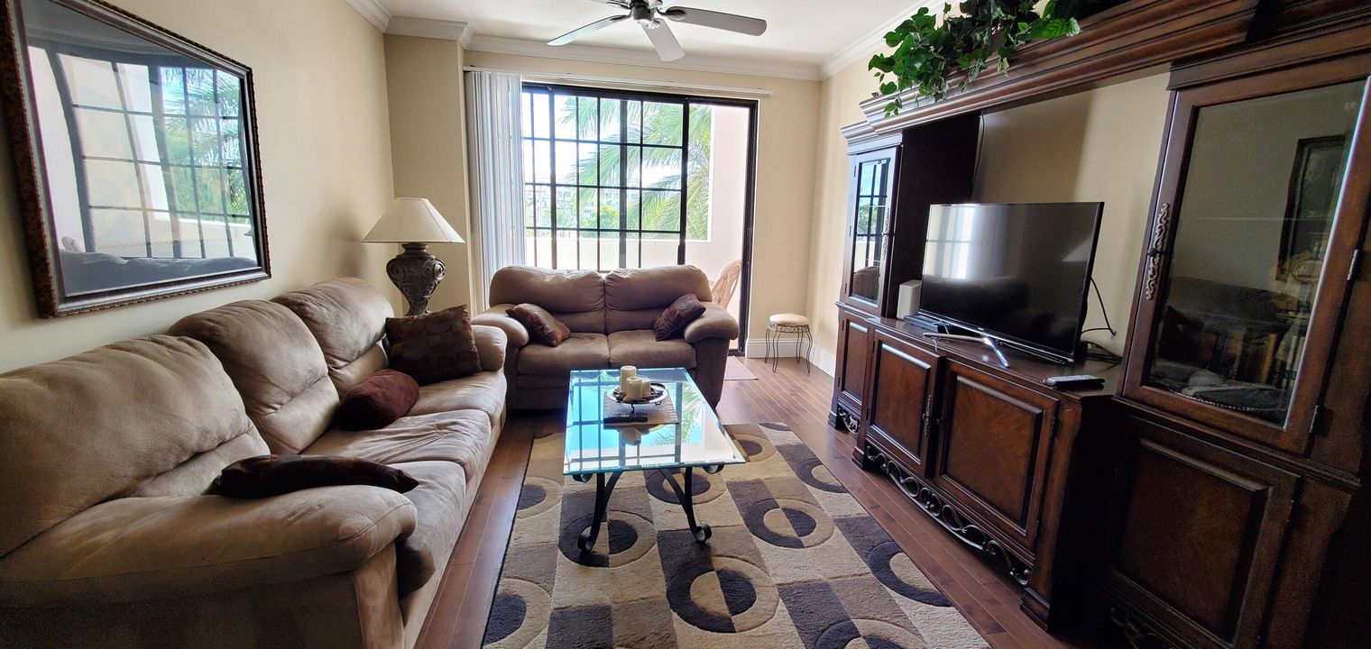 Под контрактом: $5,500 (2 спален, 2 ванн, 1082 Квадратных фут)