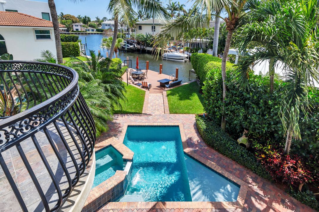 Под контрактом: $3,300,000 (4 спален, 4 ванн, 4400 Квадратных фут)