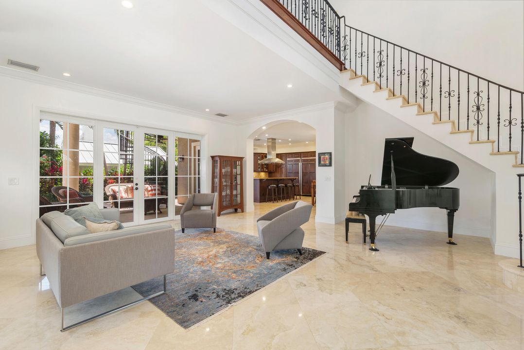 Под контрактом: $3,300,000 (4 спален, 4 ванн, 4400 Квадратных фут)