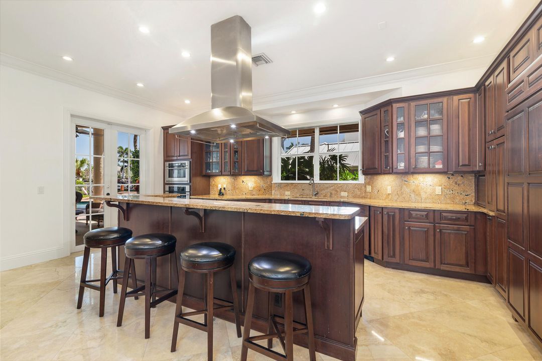 Под контрактом: $3,300,000 (4 спален, 4 ванн, 4400 Квадратных фут)