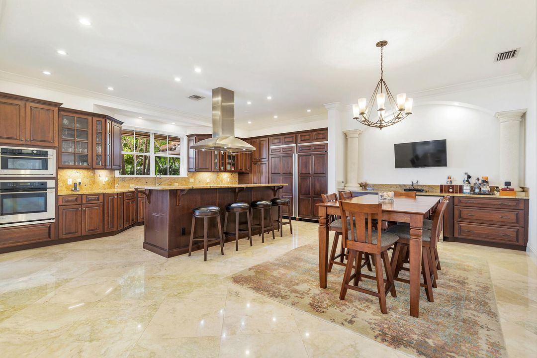 Под контрактом: $3,300,000 (4 спален, 4 ванн, 4400 Квадратных фут)