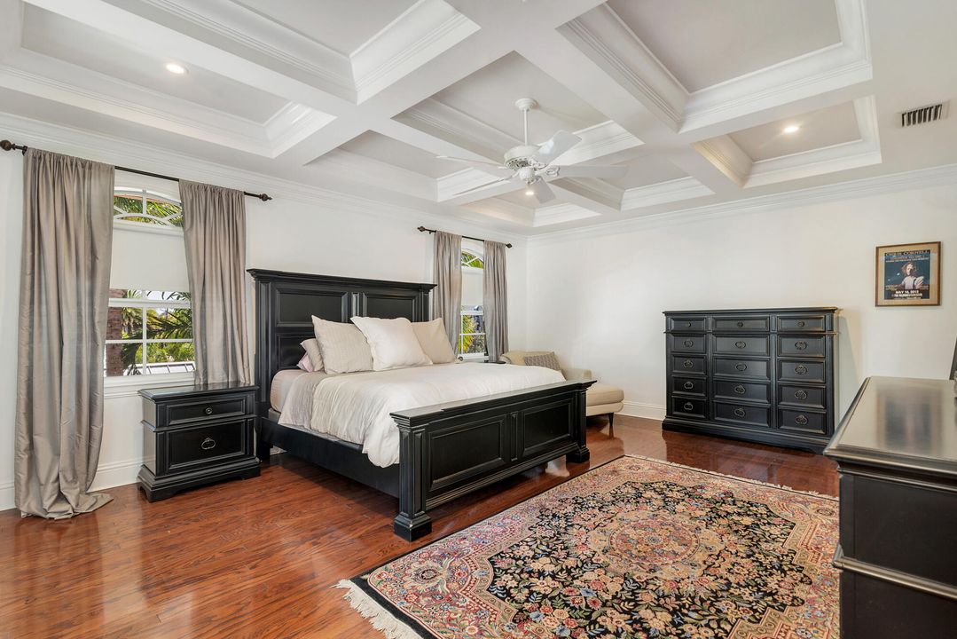 Под контрактом: $3,300,000 (4 спален, 4 ванн, 4400 Квадратных фут)