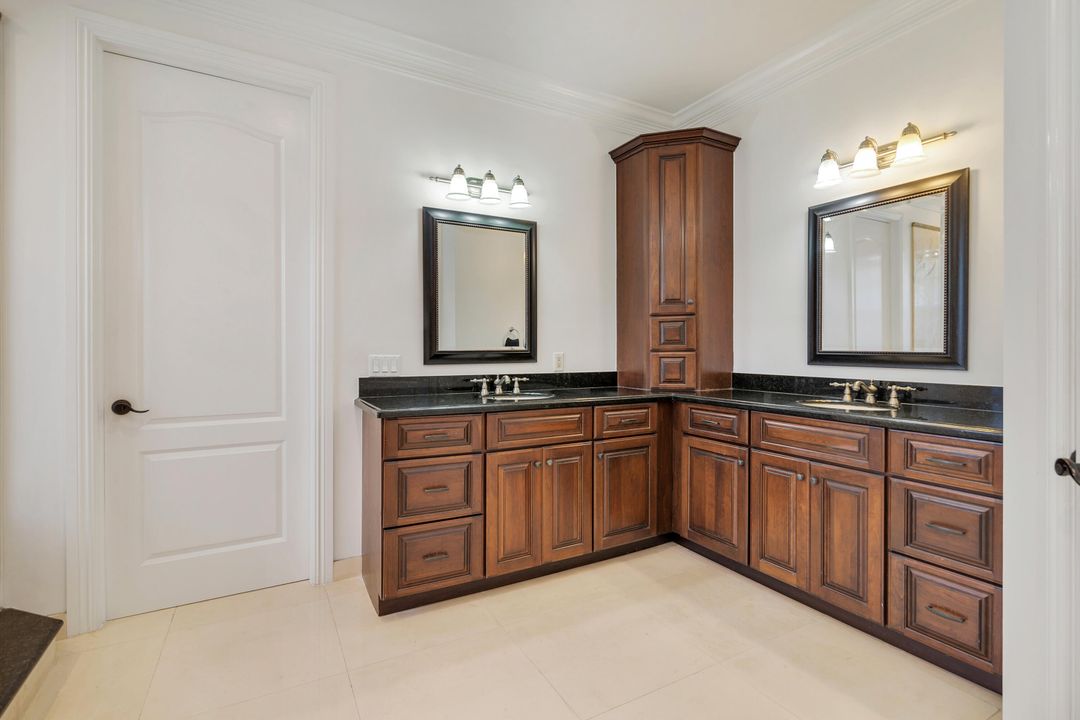 Под контрактом: $3,300,000 (4 спален, 4 ванн, 4400 Квадратных фут)