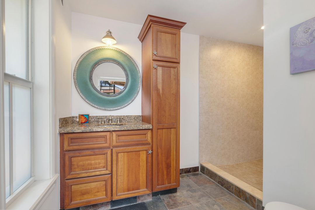 Под контрактом: $3,300,000 (4 спален, 4 ванн, 4400 Квадратных фут)