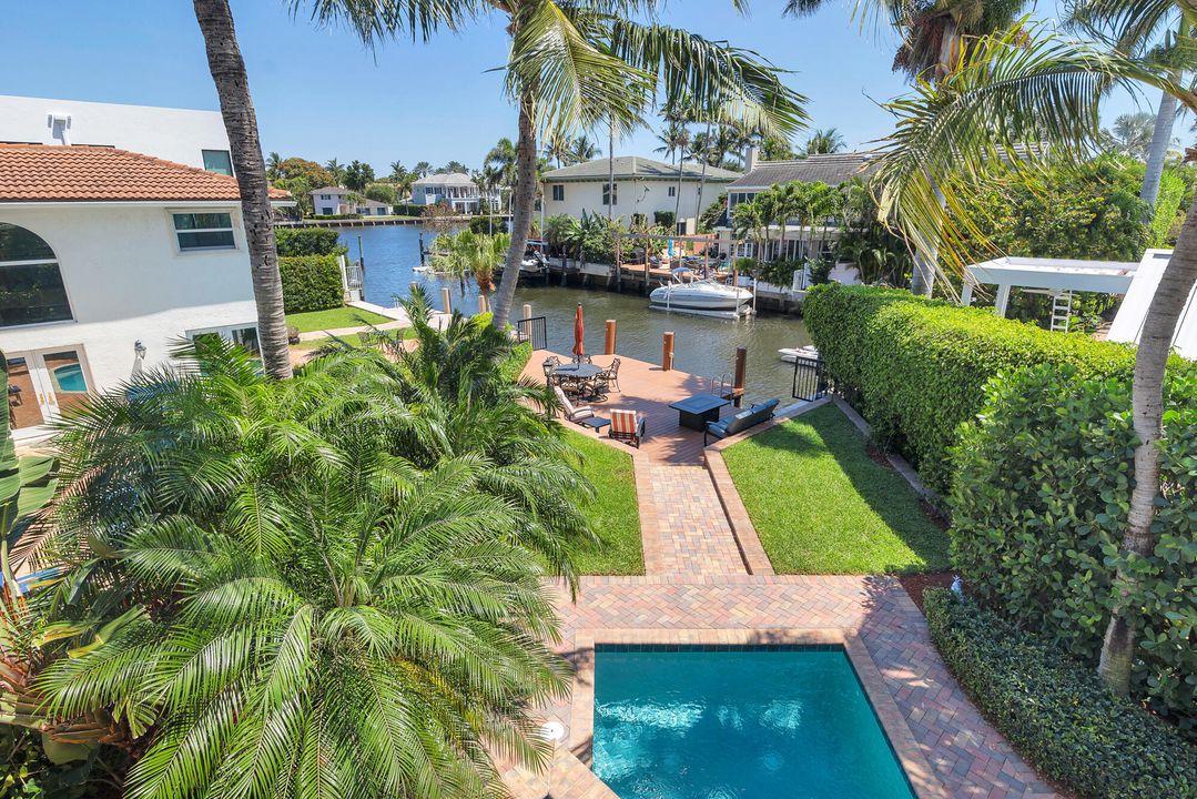 Под контрактом: $3,300,000 (4 спален, 4 ванн, 4400 Квадратных фут)