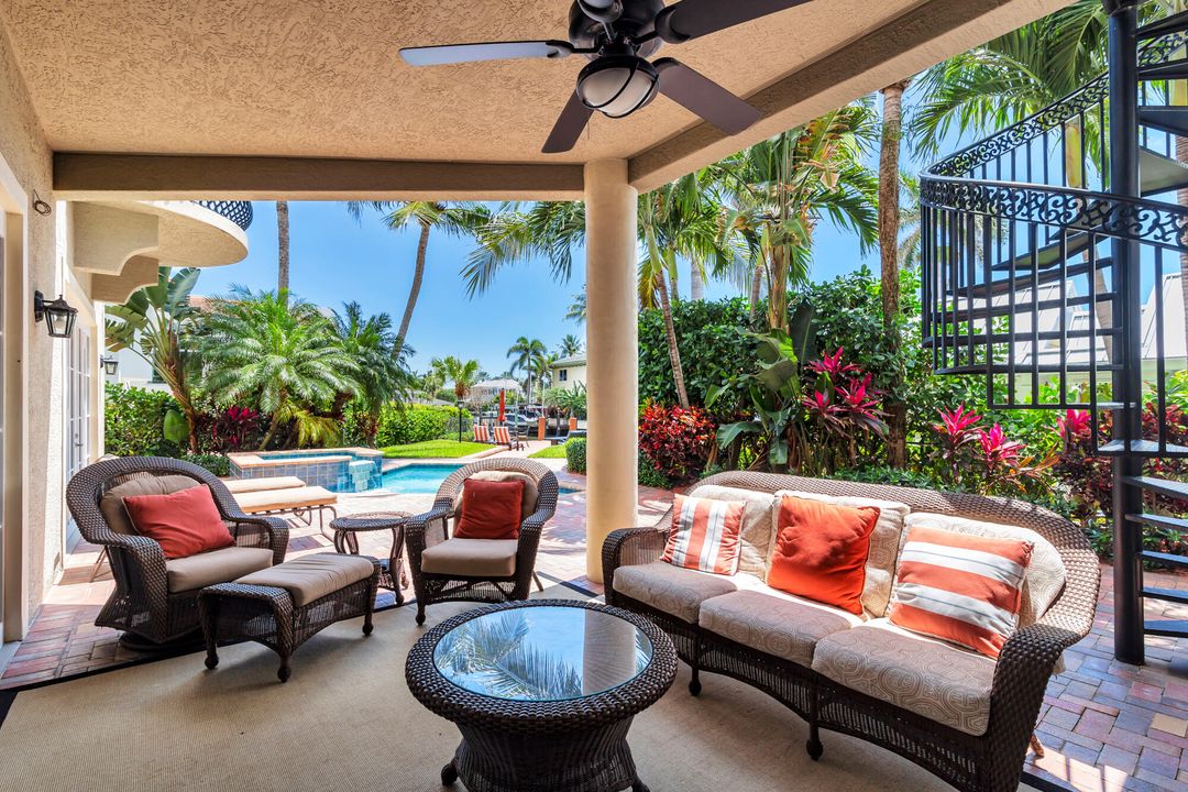 Под контрактом: $3,300,000 (4 спален, 4 ванн, 4400 Квадратных фут)