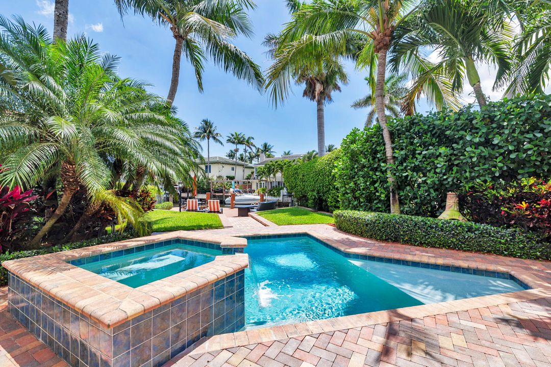 Под контрактом: $3,300,000 (4 спален, 4 ванн, 4400 Квадратных фут)