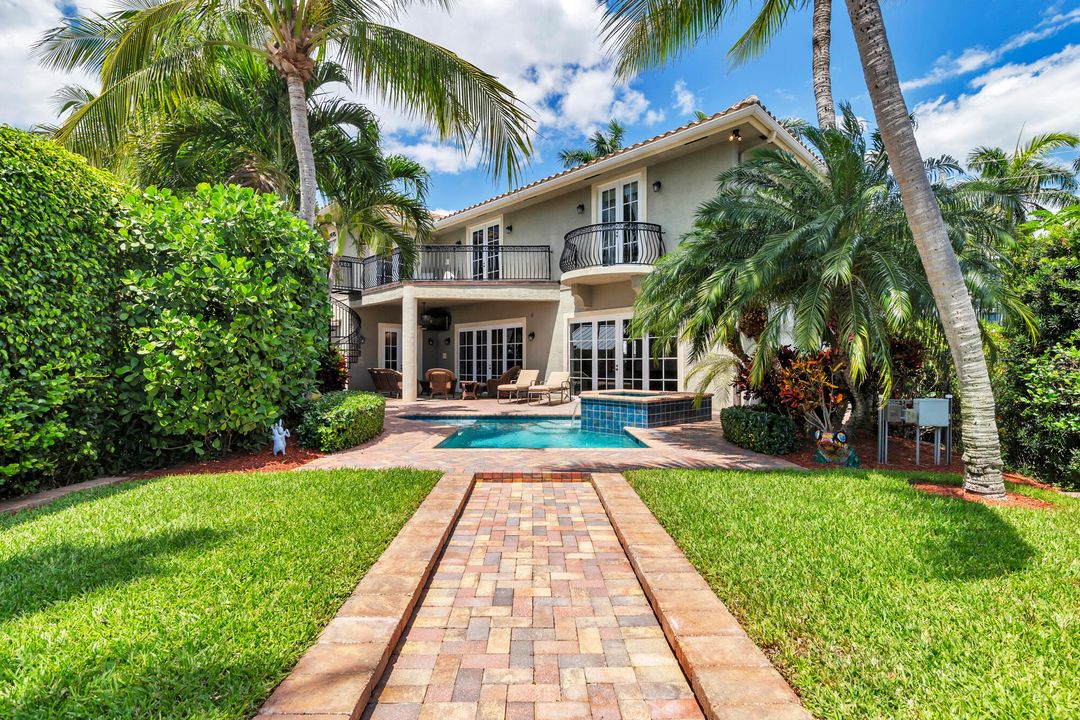 Под контрактом: $3,300,000 (4 спален, 4 ванн, 4400 Квадратных фут)