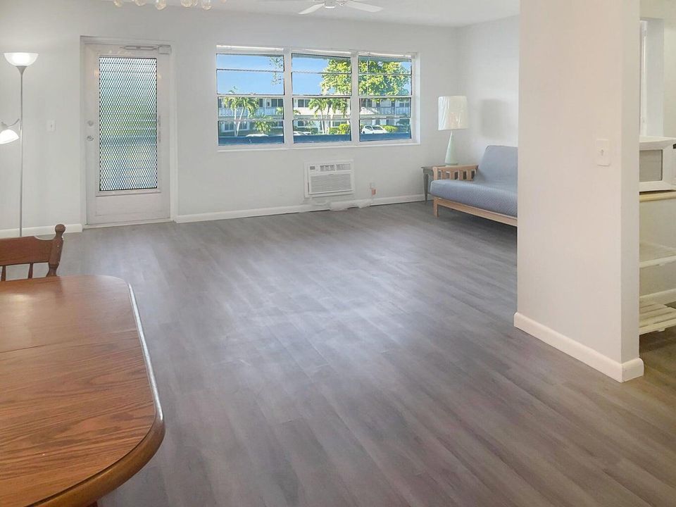 出租: $1,350 (1 贝兹, 1 浴室, 738 平方英尺)