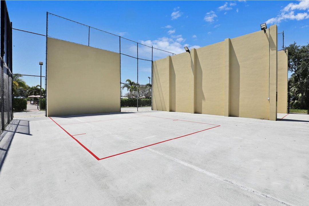 出租: $1,350 (1 贝兹, 1 浴室, 738 平方英尺)