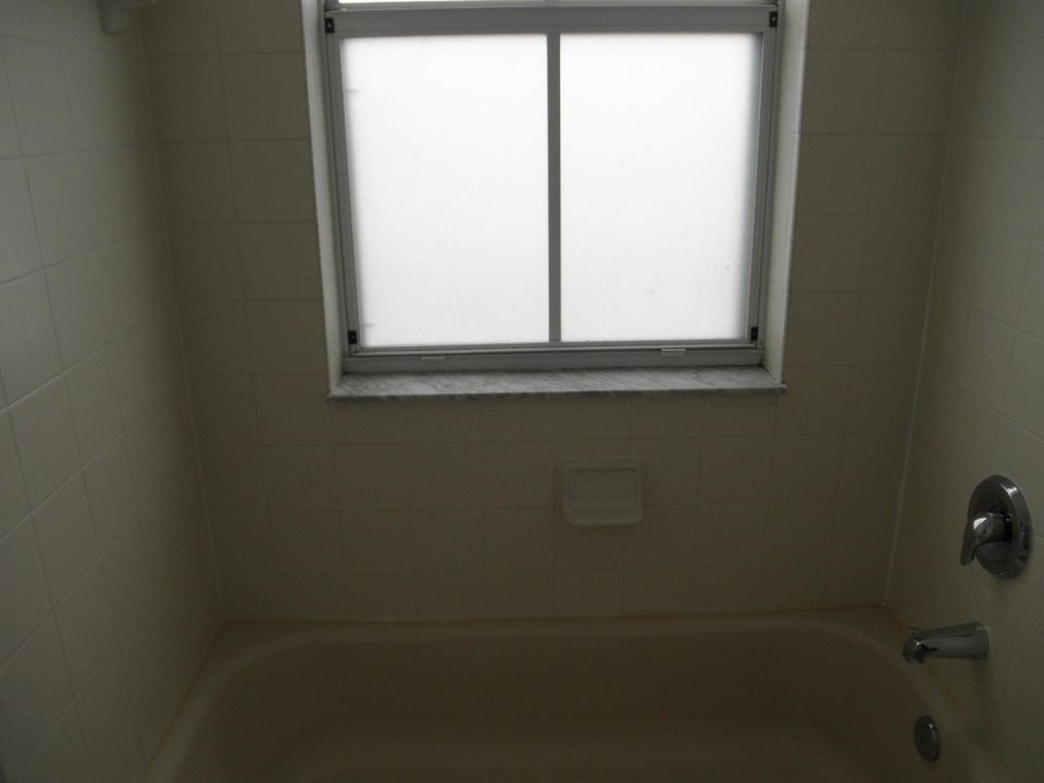 合同活跃: $2,350 (3 贝兹, 3 浴室, 1932 平方英尺)