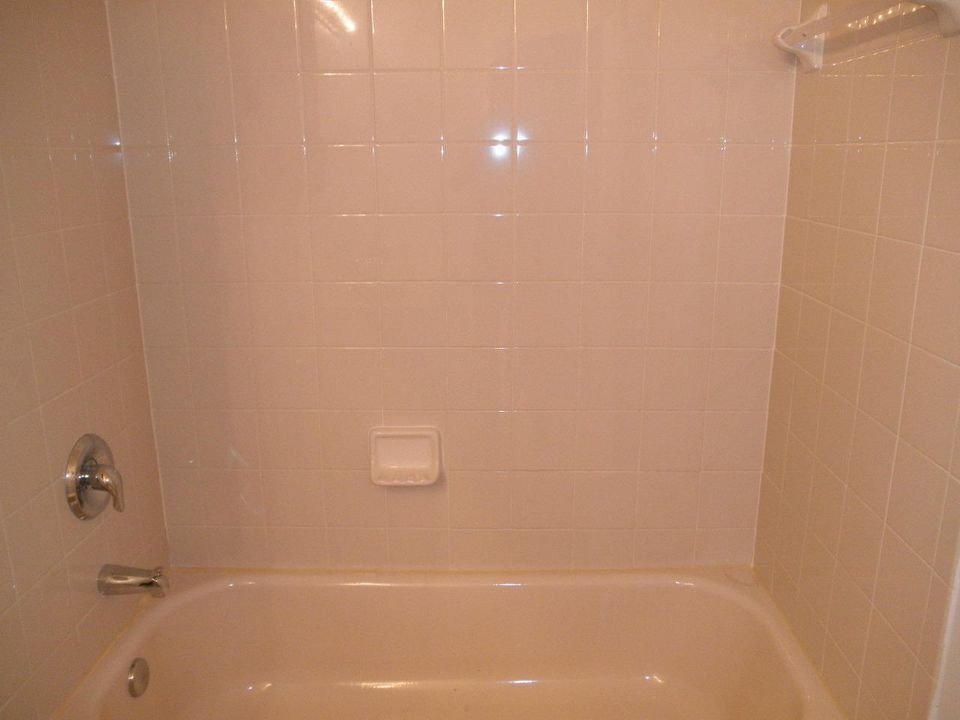 合同活跃: $2,350 (3 贝兹, 3 浴室, 1932 平方英尺)