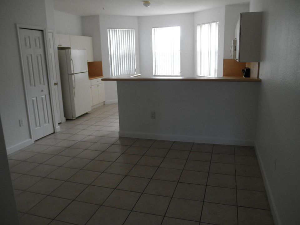 合同活跃: $2,350 (3 贝兹, 3 浴室, 1932 平方英尺)