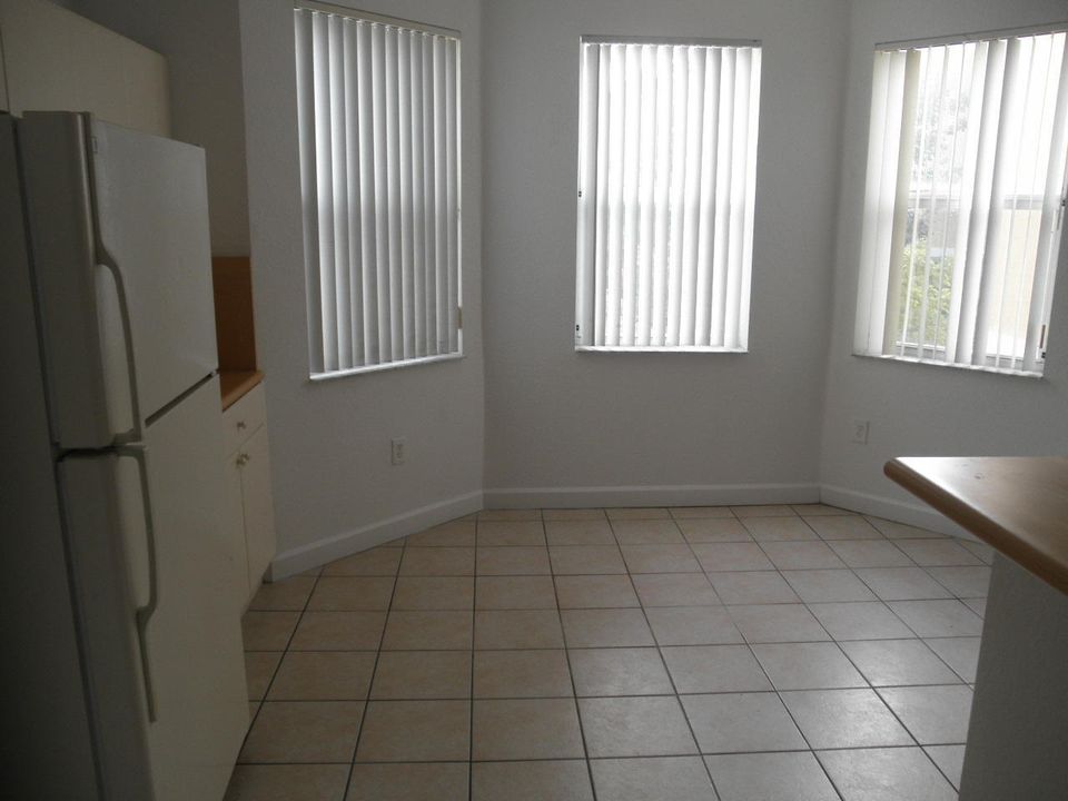 合同活跃: $2,350 (3 贝兹, 3 浴室, 1932 平方英尺)