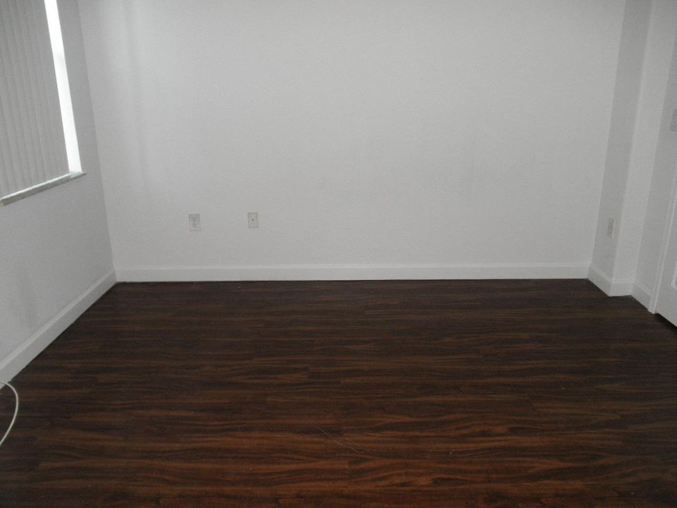 合同活跃: $2,350 (3 贝兹, 3 浴室, 1932 平方英尺)