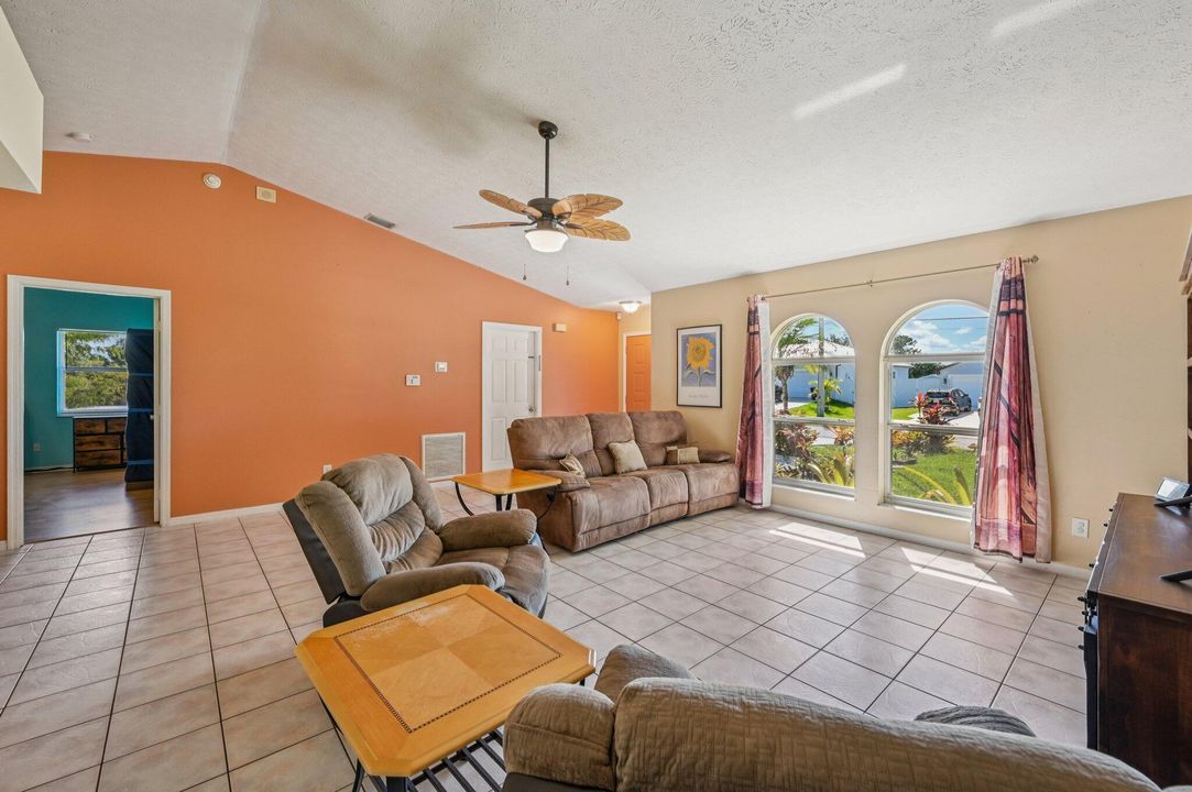 Active With Contract: $350,000 (3 beds, 2 baths, 1552 Square Feet)