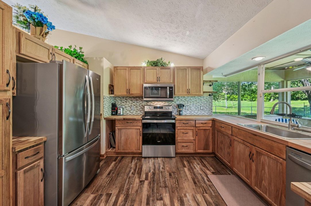 Active With Contract: $350,000 (3 beds, 2 baths, 1552 Square Feet)