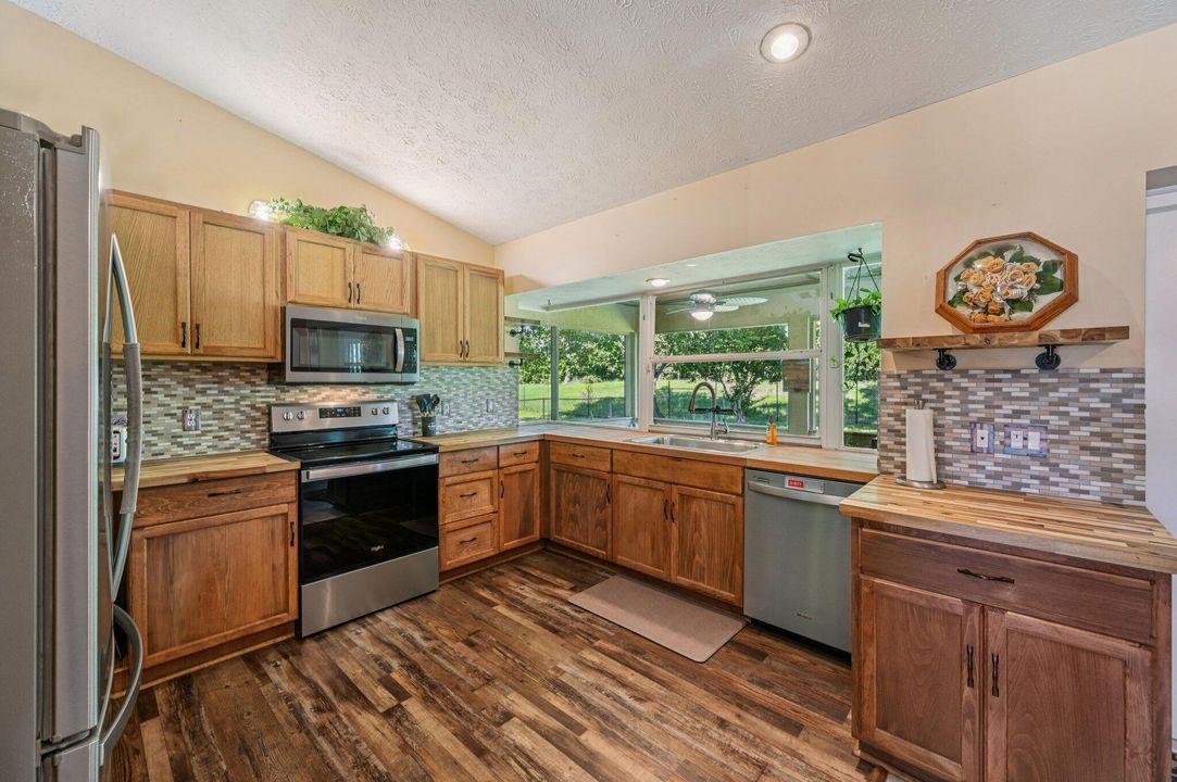 Active With Contract: $350,000 (3 beds, 2 baths, 1552 Square Feet)