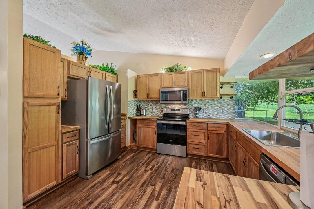 Active With Contract: $350,000 (3 beds, 2 baths, 1552 Square Feet)