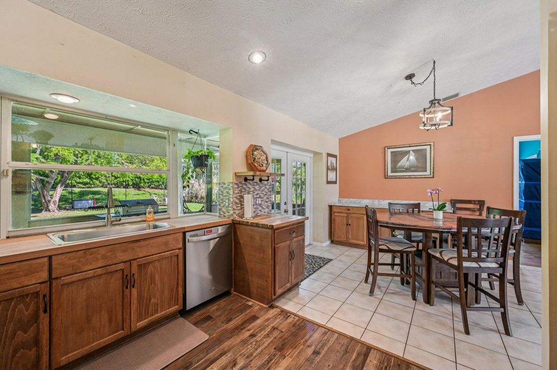 Active With Contract: $350,000 (3 beds, 2 baths, 1552 Square Feet)