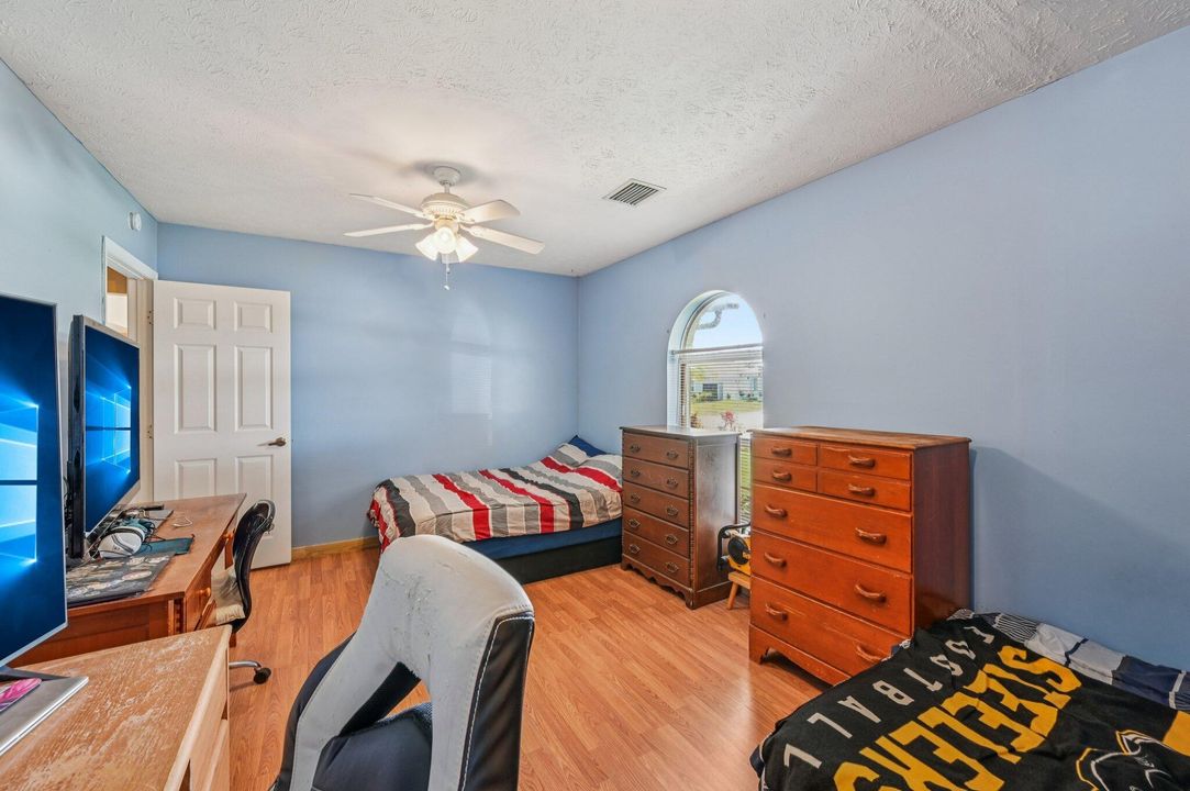 Active With Contract: $350,000 (3 beds, 2 baths, 1552 Square Feet)