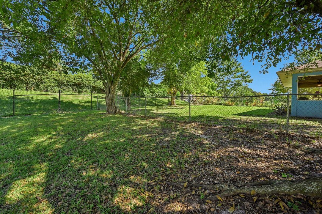 Active With Contract: $350,000 (3 beds, 2 baths, 1552 Square Feet)