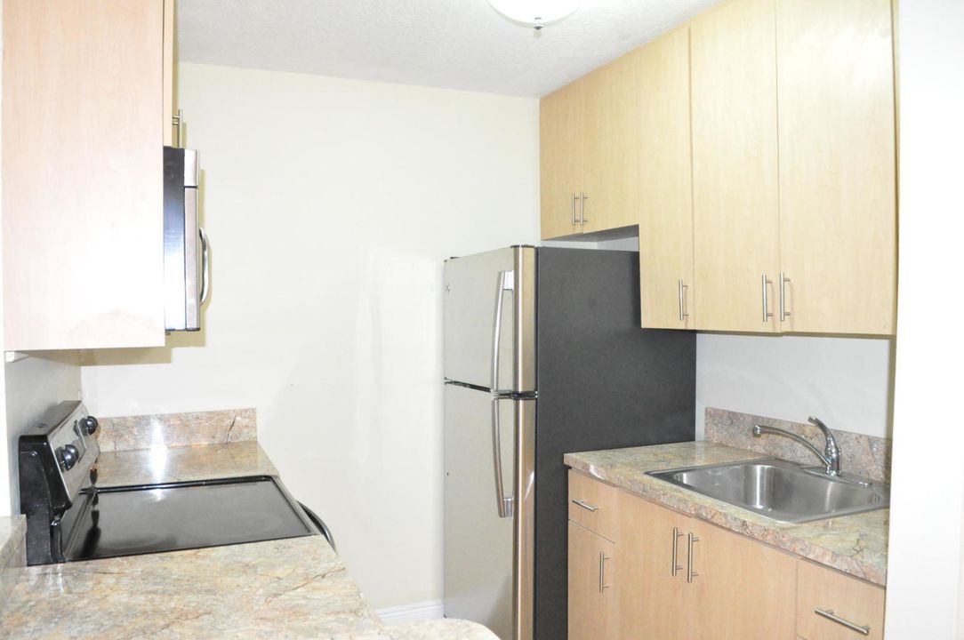 На продажу: $169,900 (2 спален, 2 ванн, 864 Квадратных фут)