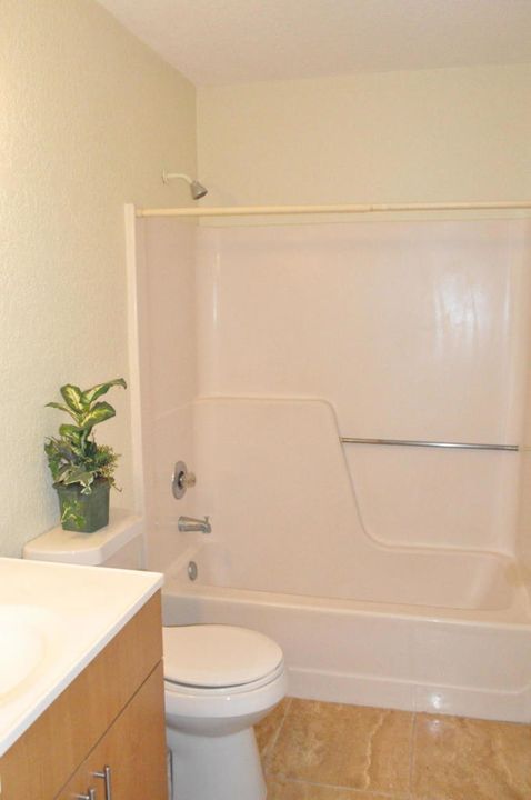 На продажу: $169,900 (2 спален, 2 ванн, 864 Квадратных фут)