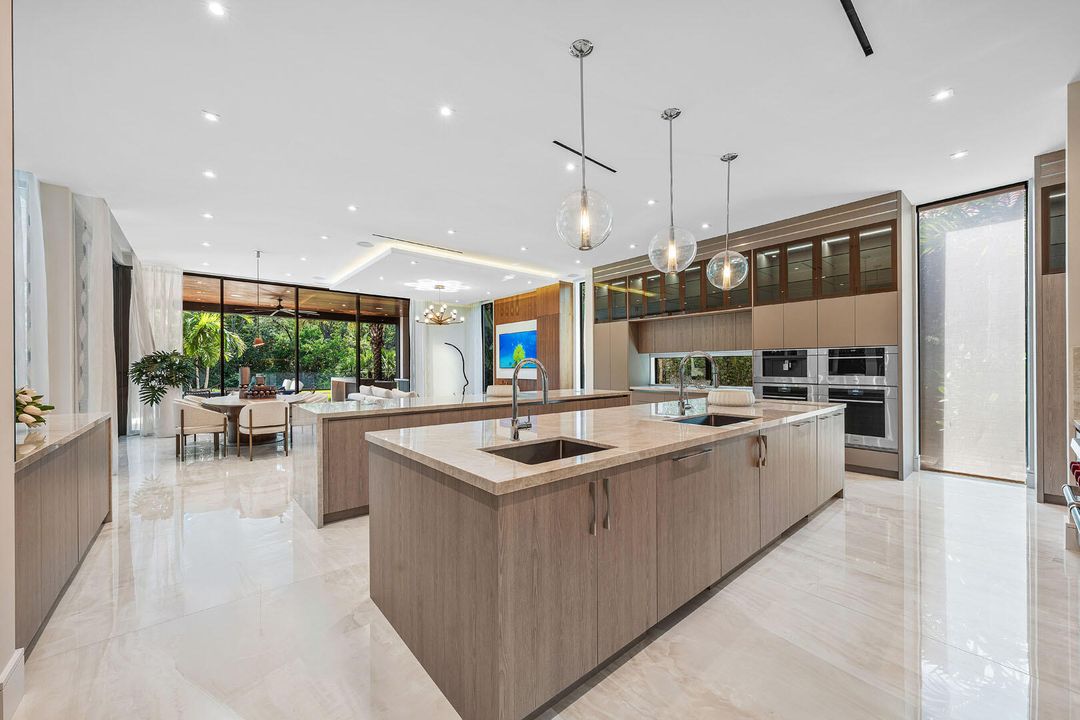 For Sale: $22,795,000 (6 beds, 8 baths, 9029 Square Feet)