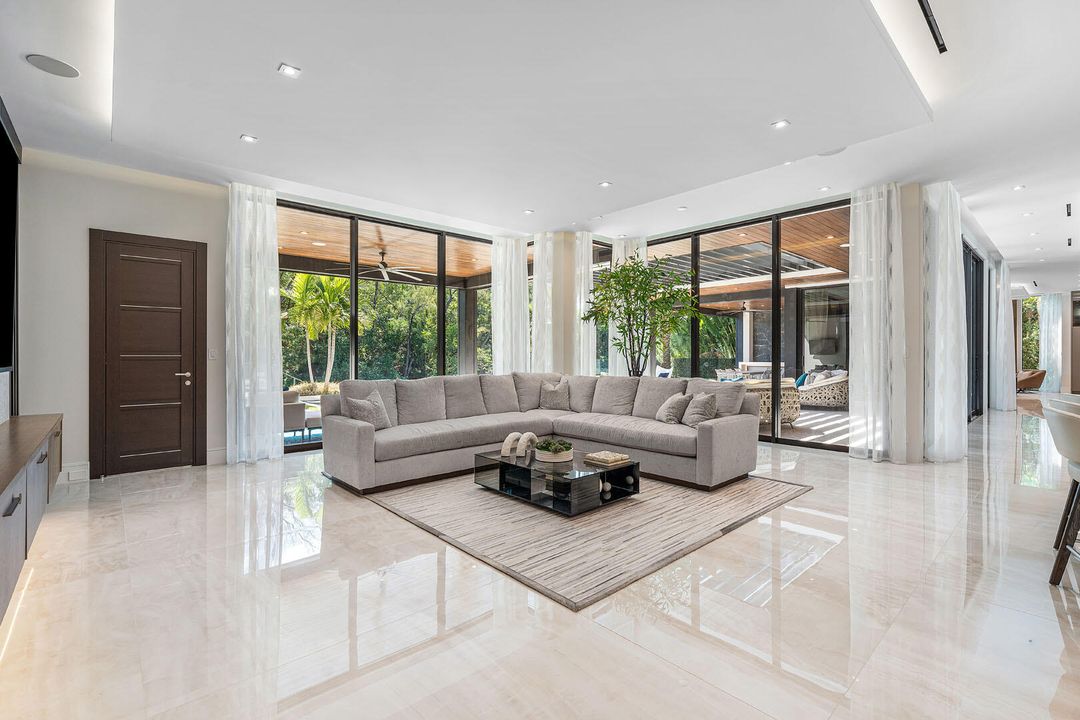 For Sale: $22,795,000 (6 beds, 8 baths, 9029 Square Feet)