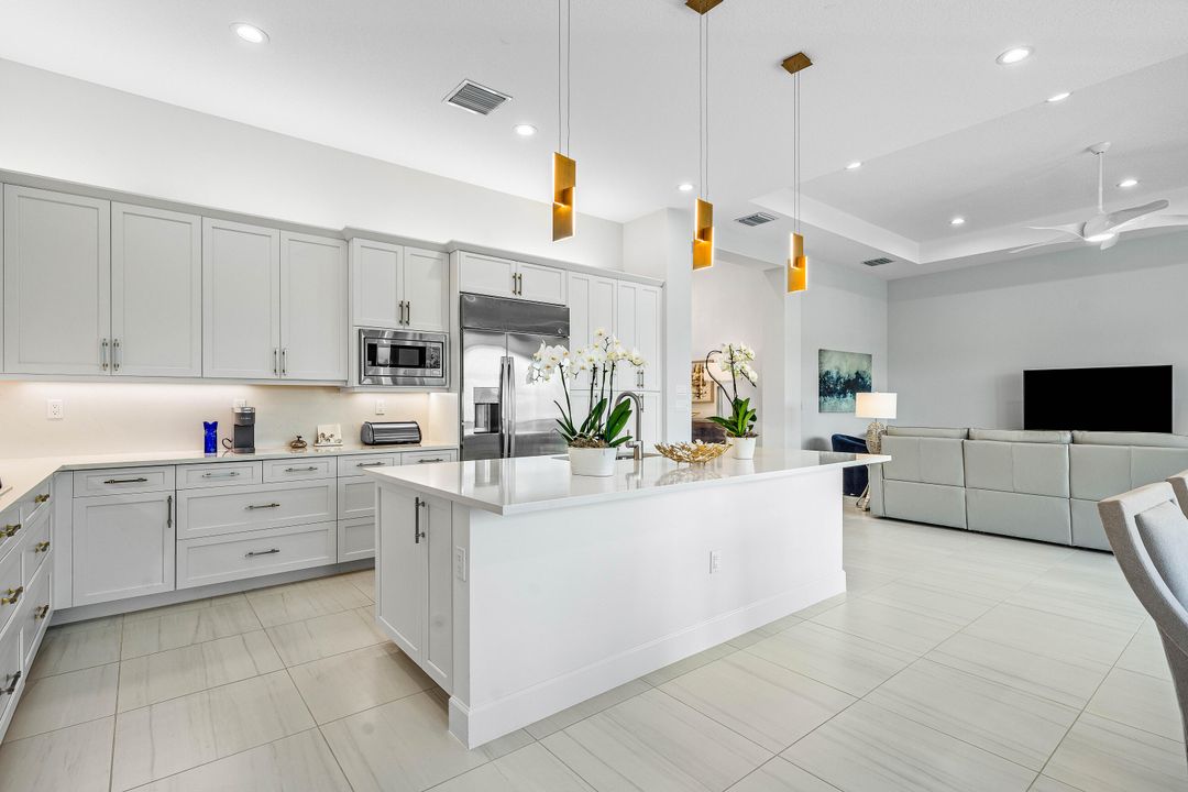 Под контрактом: $2,250,000 (4 спален, 4 ванн, 3170 Квадратных фут)