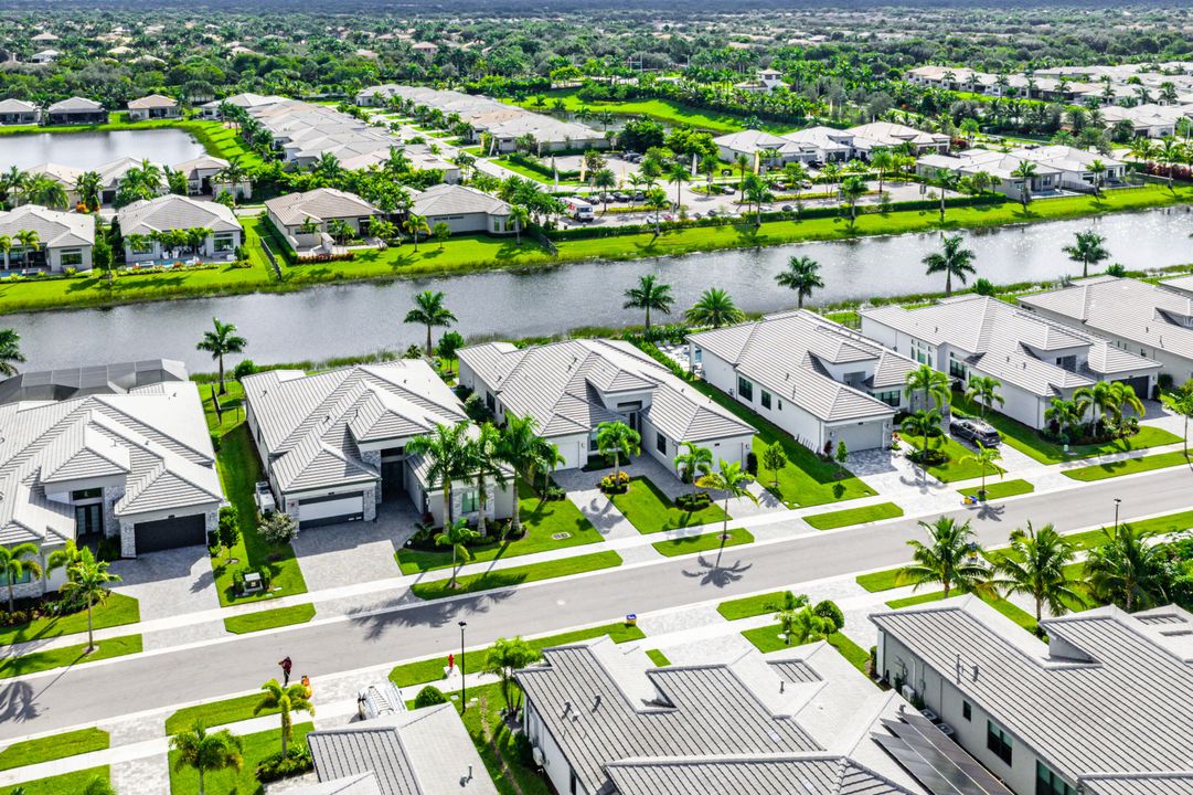 Под контрактом: $2,250,000 (4 спален, 4 ванн, 3170 Квадратных фут)