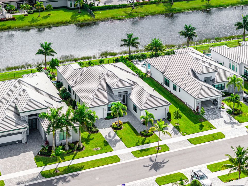 Под контрактом: $2,250,000 (4 спален, 4 ванн, 3170 Квадратных фут)