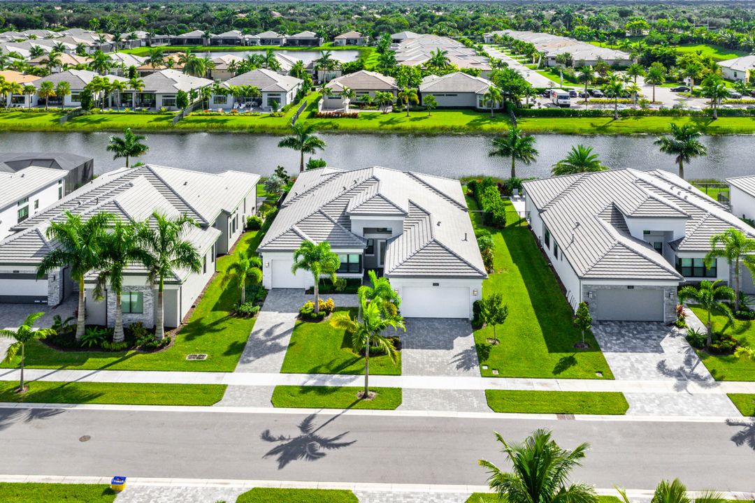 Под контрактом: $2,250,000 (4 спален, 4 ванн, 3170 Квадратных фут)