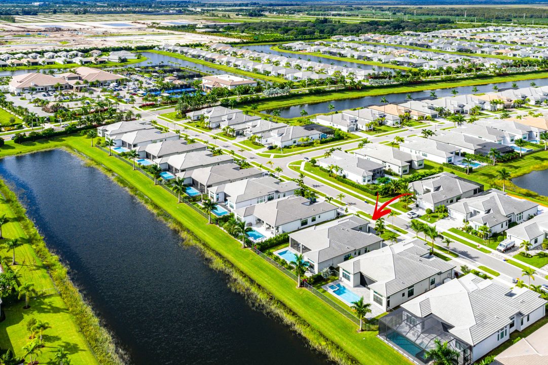 Под контрактом: $2,250,000 (4 спален, 4 ванн, 3170 Квадратных фут)