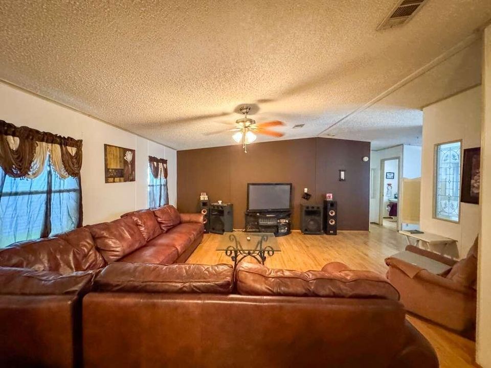 待售: $39,999 (2 贝兹, 2 浴室, 1368 平方英尺)