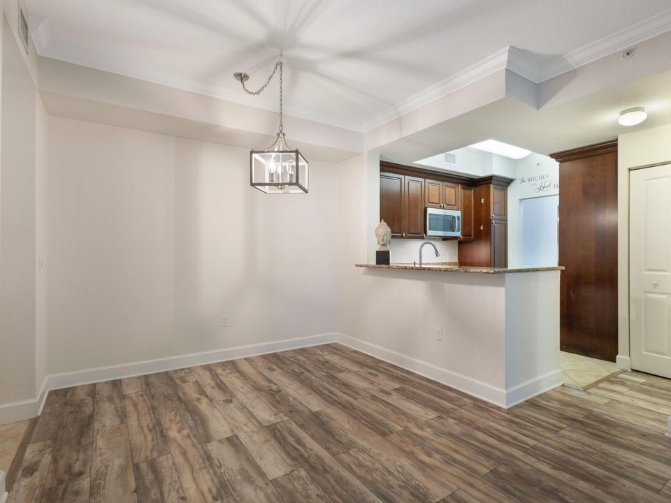 For Sale: $340,000 (2 beds, 2 baths, 1012 Square Feet)