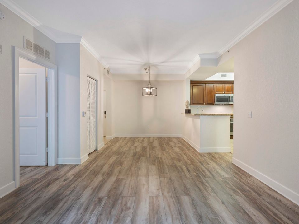 For Sale: $340,000 (2 beds, 2 baths, 1012 Square Feet)