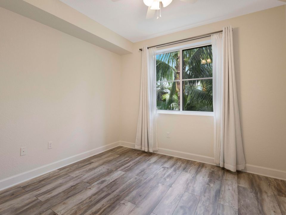 For Sale: $340,000 (2 beds, 2 baths, 1012 Square Feet)