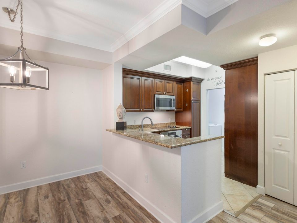 For Sale: $340,000 (2 beds, 2 baths, 1012 Square Feet)