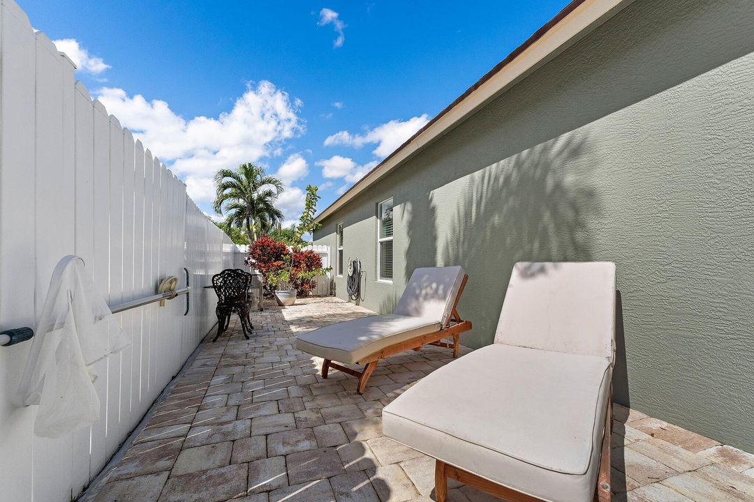 Active With Contract: $550,000 (3 beds, 2 baths, 1376 Square Feet)