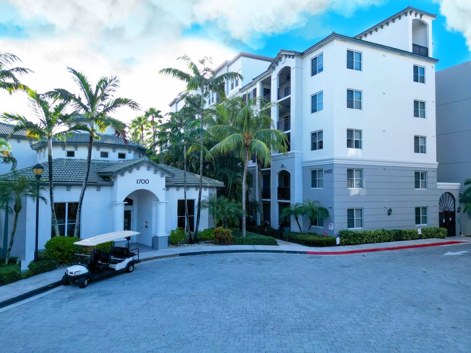 For Sale: $340,000 (2 beds, 2 baths, 1012 Square Feet)