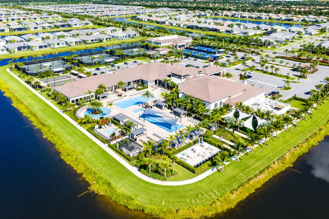 Под контрактом: $2,250,000 (4 спален, 4 ванн, 3170 Квадратных фут)